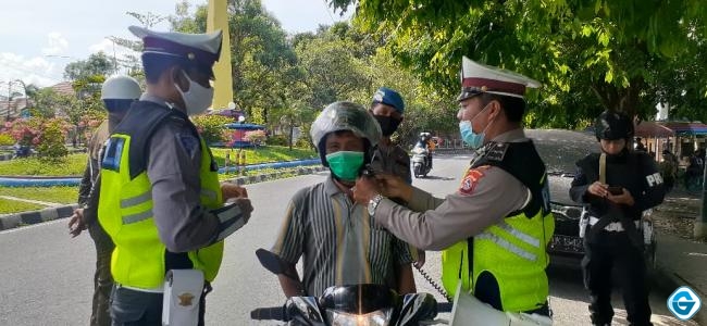 Satlantas Polres Sumbawa Bagi-Bagi Helm Gratis Kepada Pengendara Tertib Berlalu Lintas Dan Tertib Prokes